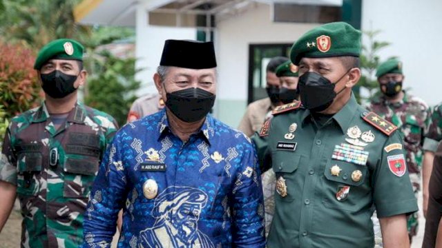 Wakil Bupati Gowa Abd. Rauf Malaganni saat menerima kunjungan Pngdam XIV/Hasanuddin, Mayjen TNI Andi Muhammad, di Kodim 1409/Gowa, Jumat (08/04/2022). (istimewa)