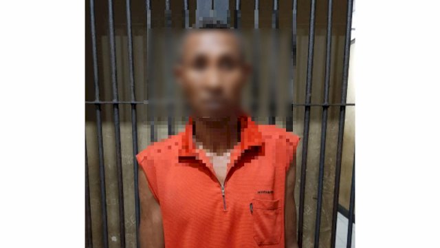 YD (42) diduga pelaku membunuh kakak kandungnya sendiri saat berada di Mapolres Flores Timur. (Istimewa)