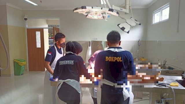 Tim Forensik Lakukan Otopsi untuk Memperjelas kronologi Pembunuhan Ayah Terhadap Isteri dan Anaknya. (Ilustrasi)