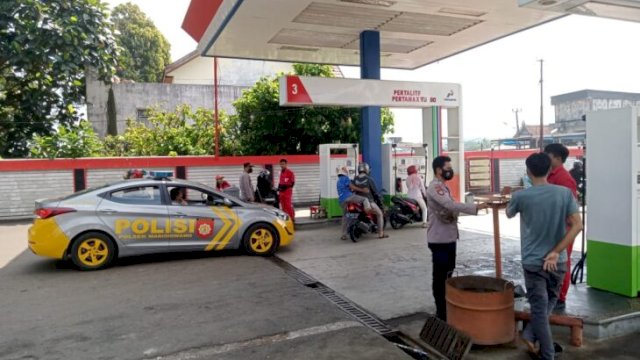 Personil Polres Soppeng memantau SPBU antisipasi penyalahgunaan BBM Solar Subsidi, Jumat (08/04/2022). (Foto. Yusuf/Republiknews.co.id)