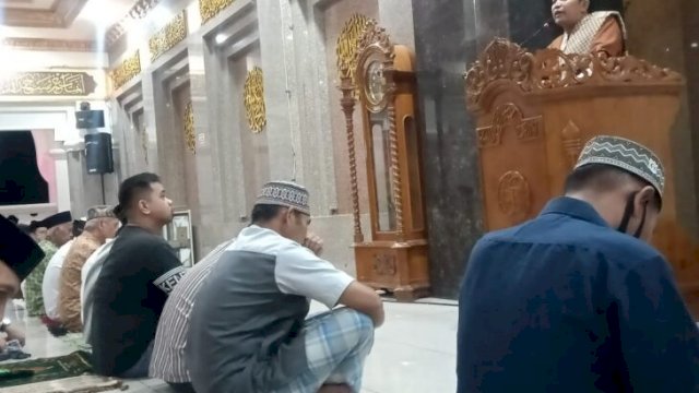 Anggota DPRD Soppeng Fraksi partai Golkar, Syamsuddin menjadi penceramah sholat tarawih pada malam ke-7 Ramadhan 1443 H di Masjid Agung Soppeng, Jumat (08/04/2022). (Foto. Yusuf/Republiknews.co.id)