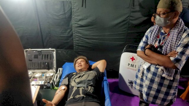 Duta PMI Makassar Fadli Padi saat mendonorkan darahnya di Masjid Al-Markas Makassar, Jumat (08/04/2022). (Istimewa)