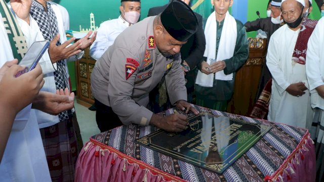Kapolda Papua Irjen Pol Mathius Fakhiri menandatangani prasasti peresmian Masjid As-Salwa Kota Jayapura. (Dok Kabid Humas Polda Papua).