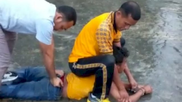 Pelaku RP pada saat melakukan Perlawanan Kepada Anggota Polisi, Sabtu (09/04/2022). (Foto: Rustam/Republiknews.co.id)