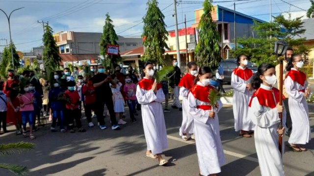 Perarakan Daun Palma Umat Katolik di Keuskupan Agung Merauke, pada Hari Raya Minggu Palem, Minggu (10/04/2022). (Foto: Hendrik/republiknews.co.id)