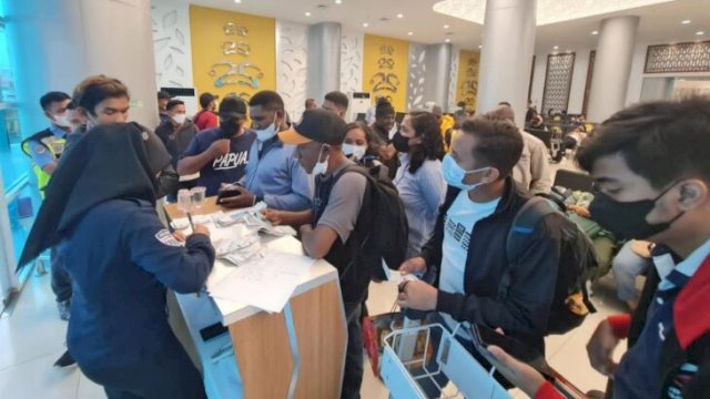 Pembatalan tiket penumpang rute Timika-Makassar oleh Maskapai Batik Air di Bandara Mozes Kilangin Timika, Minggu (10/04/2022). (Istimewa)