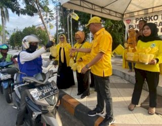 Golkar Palopo Maknai Bulan Ramadhan dengan Bersih-bersih Masjid dan Bagi Takjil Gratis