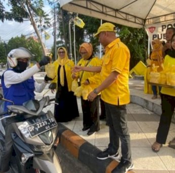 Golkar Palopo Maknai Bulan Ramadhan dengan Bersih-bersih Masjid dan Bagi Takjil Gratis
