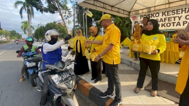 Ketua DPD Golkar Kota Palopo Rahmat Masri Bandaso (RMB), memberikan takjil kepada warga pengguna jalan yang melintas di Depan Kantor Golkar Palopo, Jl. Jenderal Sudirman, Jumat (08/04/2022). (Istimewa)
