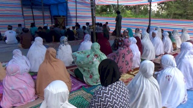 Suasana Salat di Masjid Nurhidayah, Dusun Dengilau, Desa Sawakong, Kecamatan Galesong Selatan, Kabupaten Takalar, Sulawesi Selatan, Minggu (10/04/2022). (Istimewa)