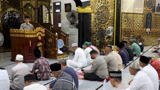 Kabid Humas Polda Papua Kombes Pol Ahmad Musthofa Kamal, memberikan ceramah di Masjid Sarmi, Minggu (10/04/2022). (Istimewa)