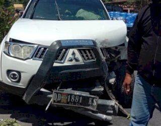 Mobil Anggota DPRD Jeneponto Ini Tabrak Pohon, Sopir Diduga Mengantuk