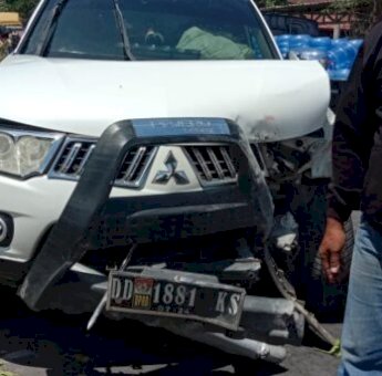 Mobil Anggota DPRD Jeneponto Ini Tabrak Pohon, Sopir Diduga Mengantuk