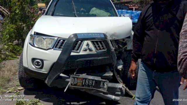 Mobil anggota DPRD Jeneponto, Zainuddin Bata alami kecelakaan menabrak sebuah pohon, Senin (11/04/2022). (Foto. Andi Nurul Gaffar/Republiknews.co.id)
