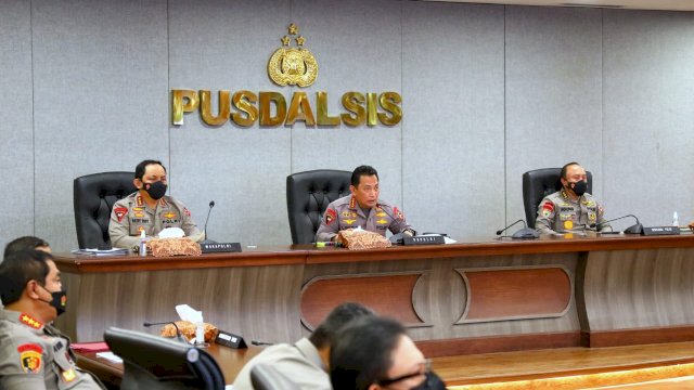 Kapolri Jenderal Polisi Listyo Sigit Prabowo, memimpin Rapat jajaran mulai dari Mabes, Polda dan Polres jajaran melalui video conference, Minggu (10/04/2022). (Istimewa)