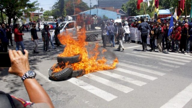 Demonstrasi ratusan mahasiswa di Bulukumba tolak perpanjang masa jabatan presiden 3 periode dan wacana penundaan pemilu 2024, di depan gedung DPRD Bulukumba, Senin (11/04/2022). (Ist)