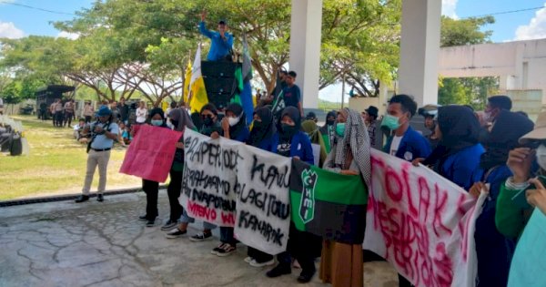 Gabungan Aktivis Mahasiswa Lakukan Aksi di Kantor DPRD Muna Protes Kebijakan Pemerintah