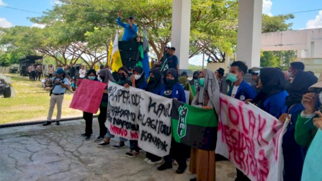 Unjuk rasa di depan Gedung Sekretariat DPRD Kabupaten Muna, Senin(11/04/2022). (Foto: Rustam/Republiknews.co.id)