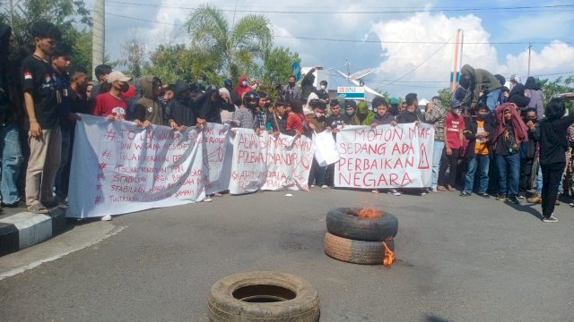 Aliansi Masyarakat Polman menggelar aksi unjuk rasa yang di pusatkan di Sport Center, Jalan Hos Cokro Aminoto, Kelurahan Madatte, Kecamatan Polewali, Kabupaten Polman, Senin (11/4/2022).