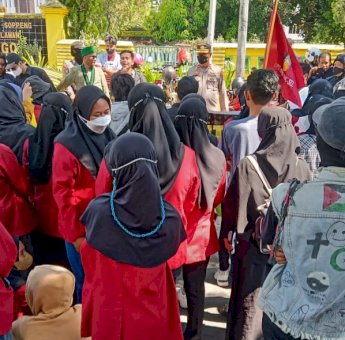 Polisi dan TNI Hadapi Pendemo di Soppeng Dengan Humanis, Ban Bekas Tak Jadi Dibakar