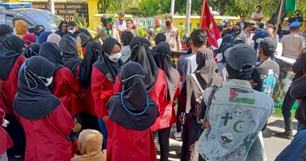 Polisi dan TNI Hadapi Pendemo di Soppeng Dengan Humanis, Ban Bekas Tak Jadi Dibakar