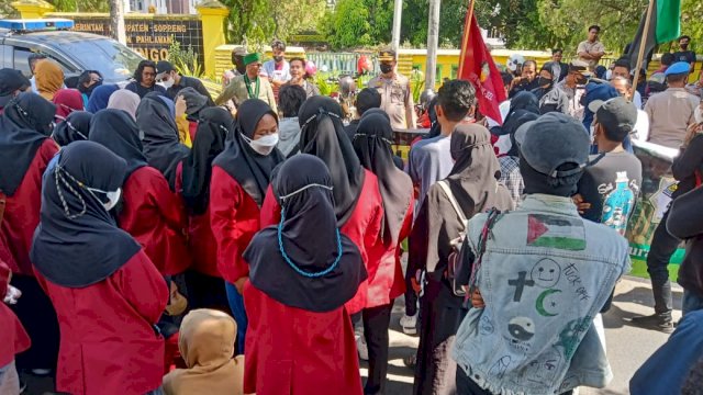 Aksi Demonstrasi di depan Gedung DPRD Kabupaten Soppeng, Senin (11/04/2022). (Istimewa)