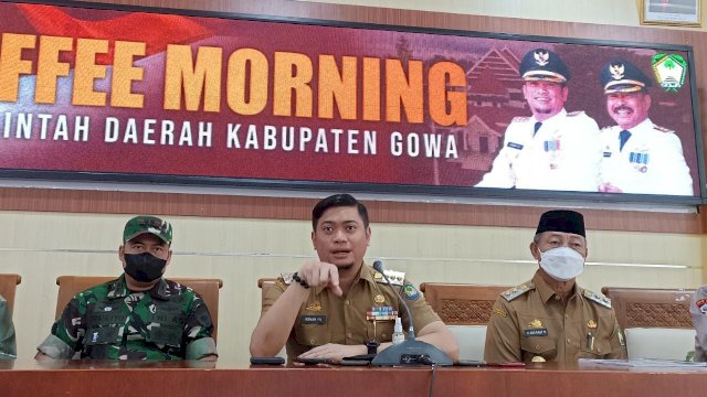 Bupati Gowa Adnan Purichta Ichsan saat menyampaikan pemaparan hasil survei anti bodi di Baruga Karaeng Galesong, Kantor Bupati Gowa, kemarin. (Chaerani)
