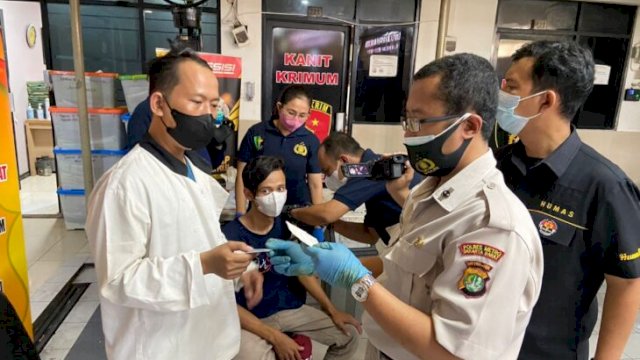 Petugas Polres Metro Jakarta Barat saat melakukan pendataan 206 orang yang diamankan saat akan ikut demo, Senin (11/04/2022). (Istimewa)