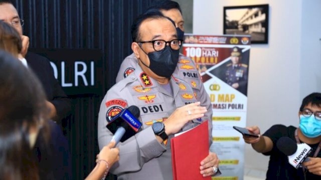 Kadiv Humas Polri Irjen Pol Dedi Prasetyo, memberikan keterangan pers usai demo 11 April 2022. (Istimewa)