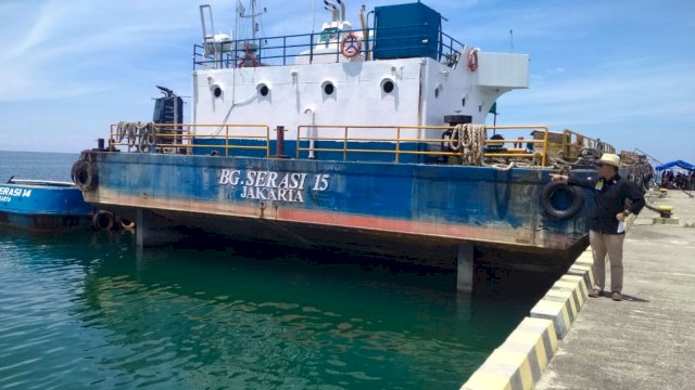 Kapal Tongkang Tanker milik PT Serasi Shipping Indonesia sandar dengan lancar di Dermaga Pelabuhan Munte, Selasa (12/4/2022)