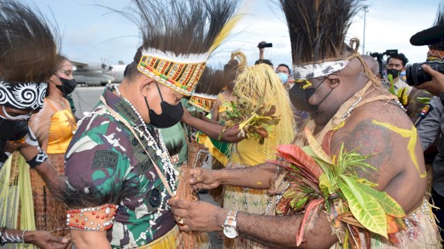 Kasad Jenderal TNI Dudung Abdurachman dikenakan Atribut Adat Marind oleh Pemuka Adat di Bandara Mopah Merauke, Senin (11/04/2022). (Dok. Penrem 174/ATW)