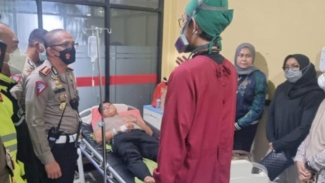 Dirlantas Polda Metro Jaya Kombes Pol Sambodo Jenguk Anggota Lantas Korban Pemukulan Demo 11 April 2022. (Istimewa)