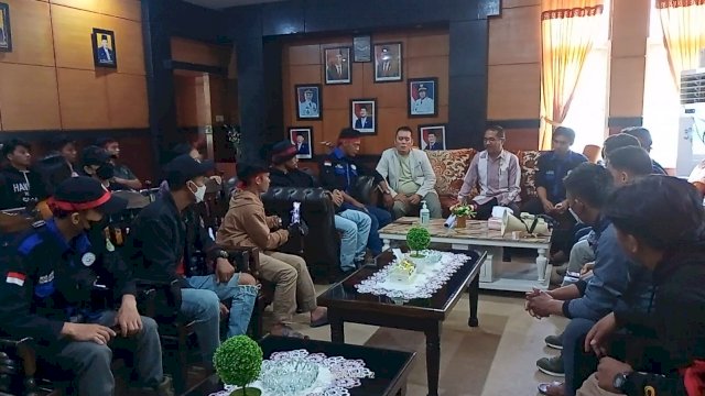Ketua DPRD Basir bersama Wakil Ketua Karemuddin, didampingi Kepala Dinas Pendidikan Jasrum, menerima puluhan Mahasiswa Seko, Selasa (12/04/2022). (Asri Widya/Republiknews.co.id)