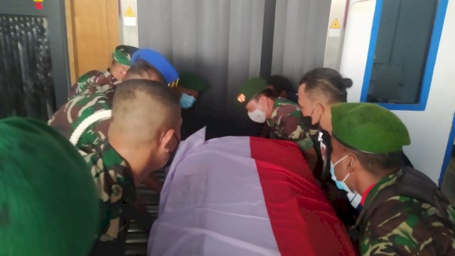 Jenazah Anggota POMAD Letda Cpm I Kadek Suhardiyana, korban kecelakaan tunggal, sebelum diterbangkan ke kampung halamannya di Bali, Selasa (12/04/2022). (Istimewa)