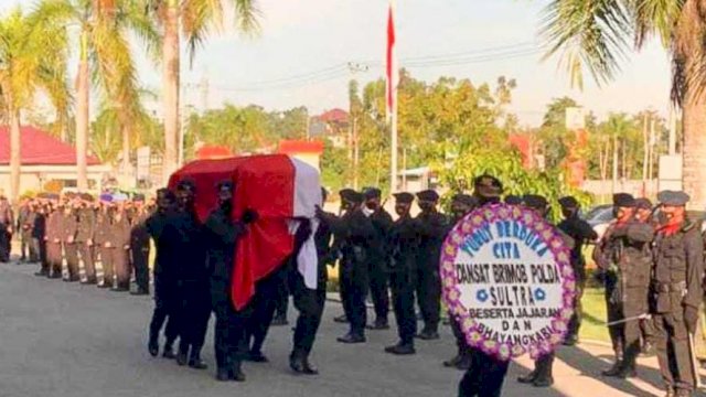 Upacara Kehormatan Pelepasan Jenazah Perwira Brimob Polda Sultra Ipda Imam Agus Husein, di Mako Brimob Polda Sultra untuk selanjutnya diterbangkan kembali ke kampung halamannya di Kabupaten Mandailing Natal Provinsi Sumatera Utara, Selasa (12/04/2022). (Istimewa)
