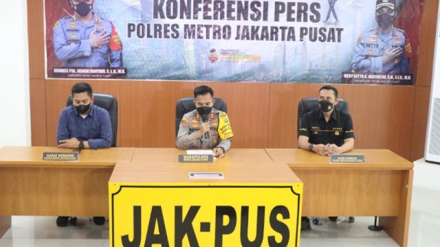Wakapolres Jakarta Pusat AKBP Setyo K Heriyatno, memimpin Press Confrence penetapan 3 tersangka pembakar Pos Polisi Pejompongan, Selasa (12/04/2022). (Istimewa)
