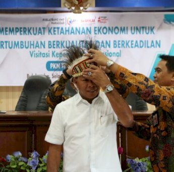 Terima Peserta Kepemimpinan Nasional, Bupati Bulukumba Dipasangkan Mahkota Papua