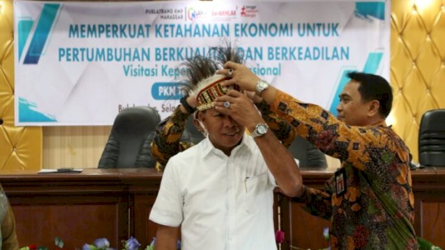 Bupati Bulukumba Muchtar Ali Yusuf dipasangkan Mahkota Papua, Selasa (12/04/2022). (Ist)