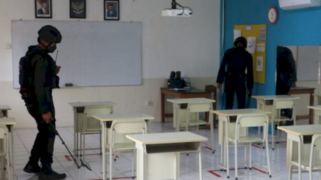 Polisi saat mensterilkan Sekolah yang diancam Bom, Rabu (13/04/2022). (Istimewa)