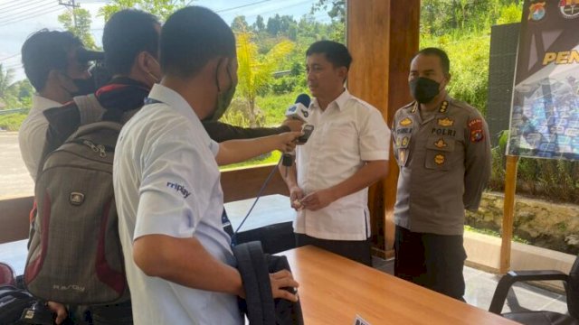 Dir Res Narkoba Polda Sulbar, Kombes Pol Alpen saat wawancara dengan awak media terkait kasus pengungkapan Narkoba 5 KG, Rabu (13/04/2022). (Ist)