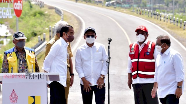 Presiden Jokowi di Lokasi Jalan Lingkar Brebes - Tegal. (Istimewa)