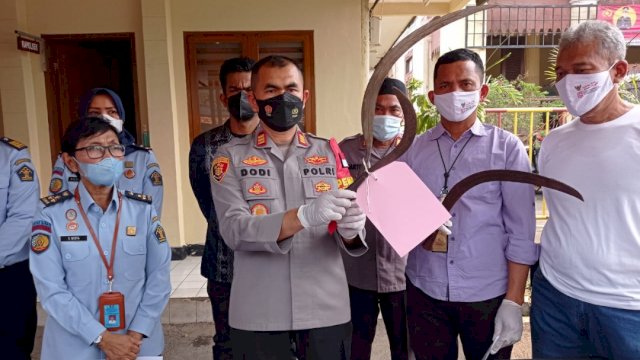 Polsek Palmerah Jakarta Barat menangkap delapan orang pelaku tawuran yang menewaskan satu orang di wilayah Kota Bambu Utara, Palmerah, Jakarta Barat beberapa waktu lalu. (Istimewa)