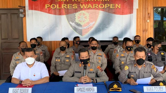 Kapolres Waropen AKBP Naharuddin, beserta jajarannya menggelar Konferensi Pers terkait pembangunan Asrama Putra Waropen Papua. (Istimewa)