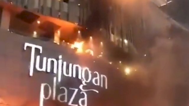 Kebakaran Mall Tunjungan Plaza Surabaya, Rabu (13/04/2022). (Istimewa)