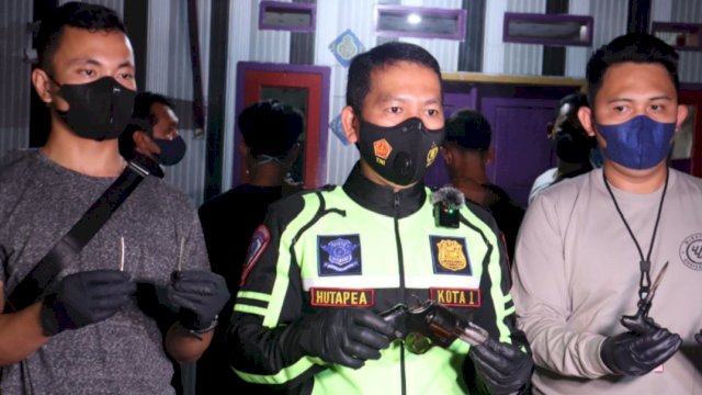 Kapolres Serang Kota AKBP Maruli Ahiles Hutapea (tengah), memberikan keterangan Pers terkait dua pelaku Curanmor yang beraksi sebanyak 9 kali, Kamis (14/04/2022) dini hari. Dengan barang bukti senpi (mainan) dan Kunci T yang digunakan pelaku dalam menjalankan aksinya.