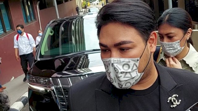 Ivan Gunawan memberikan keterangan Pers udai menjalani pemeriksaan di Gedung Bareskrim Mabes Polri, Kamis (14/04/2022). (Istimewa)