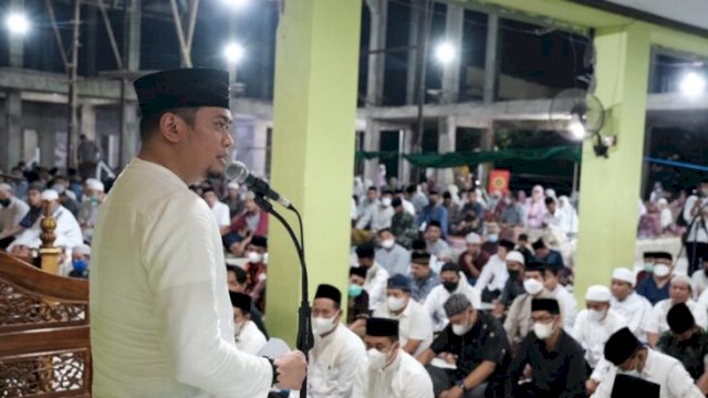 Bupati Gowa Adnan Purichta Ichsan saat melaksanakan tarawih bersama warga di Masjid Nurul Izzah Pallangga, Rabu (13/04/2022) malam. (Ist)