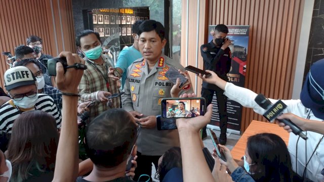 Kabid Humas Polda Metro Jaya, Kombes Pol Endra Zulpan saat memberikan keterangan pers, Kamis (14/4/2022). (Foto: Wahyu Widodo/Republiknews.co.id)