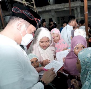 Tarawih di Pallangga, Adnan Dikerumuni Anak-anak Minta Tanda Tangan