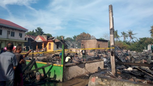 16 Rumah terbakar di Kelurahan Panyula, Kecamatan Tanete Riattang Timur, Kabupaten Bone, Sulawesi Selatan, pada Minggu (10/04/2022) lalu.